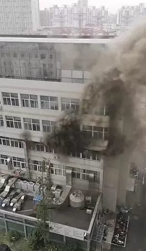 上海一医院着火？消防通报：系医院厨房油烟管道起火，未对医院运作造成影响