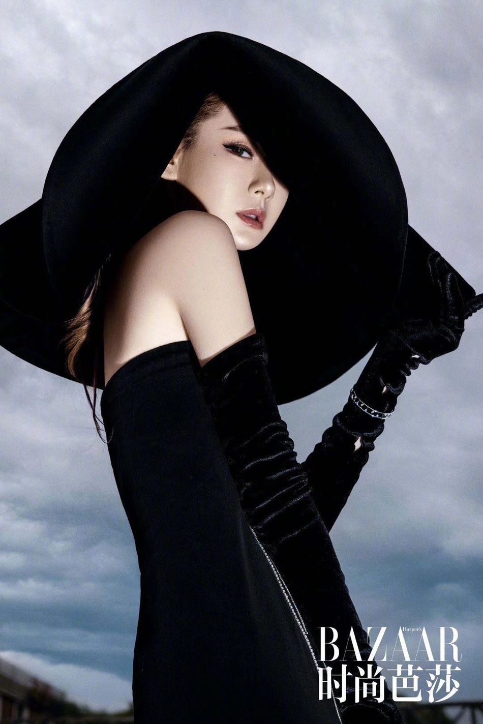 戚薇登《时尚芭莎》封面 黑色高开叉长裙迷人又暗黑