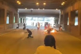美国数十名摩托车手高速上表演危险特技引撞车