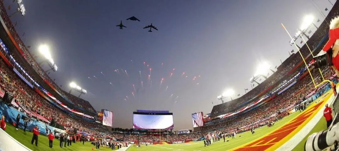 美国媒体称,在历届"超级碗"比赛上,美国空军都会举行类似的飞行助兴