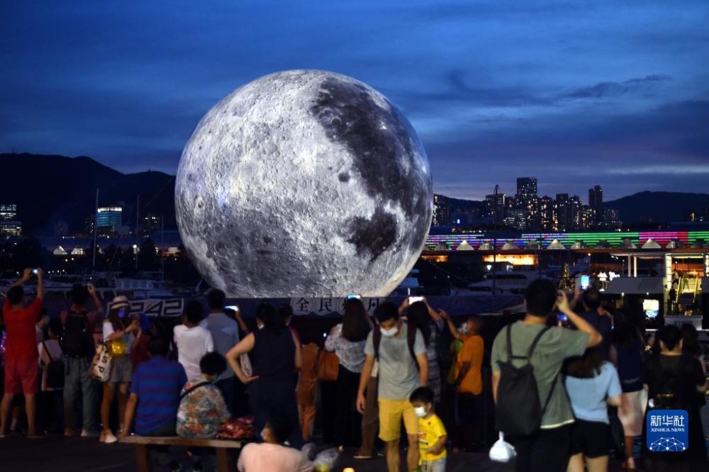 超巨型发光月亮现身香港观塘海滨长廊