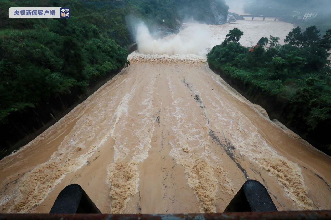 广西柳州暴雨后泗维河水库开闸泄洪(图1)