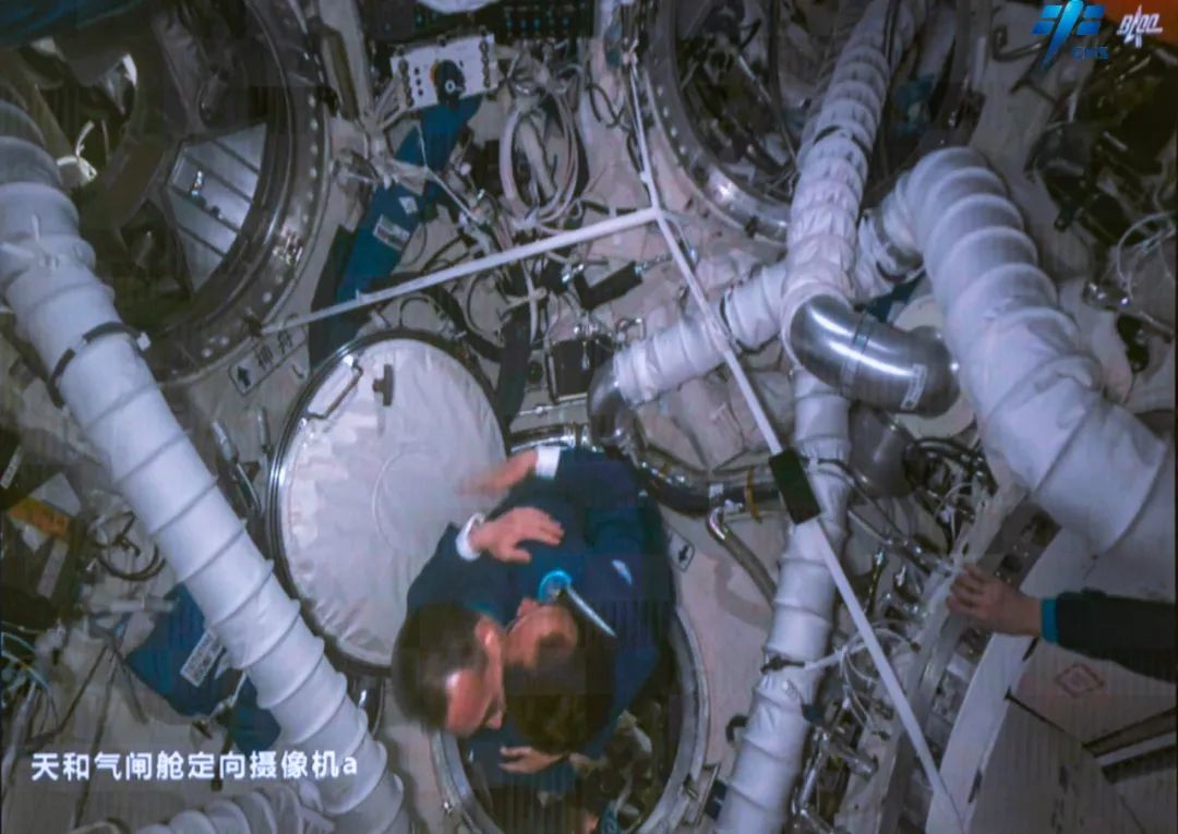 官方 | 神舟十六号3名航天员顺利进驻中国空间站