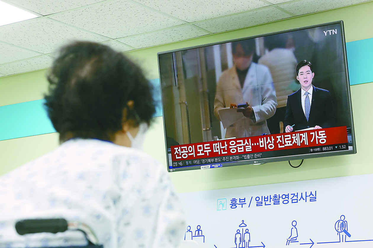 近万医师提出离任，政府威逼吊销执照，“硬碰硬”让韩邦陷入医疗紧急