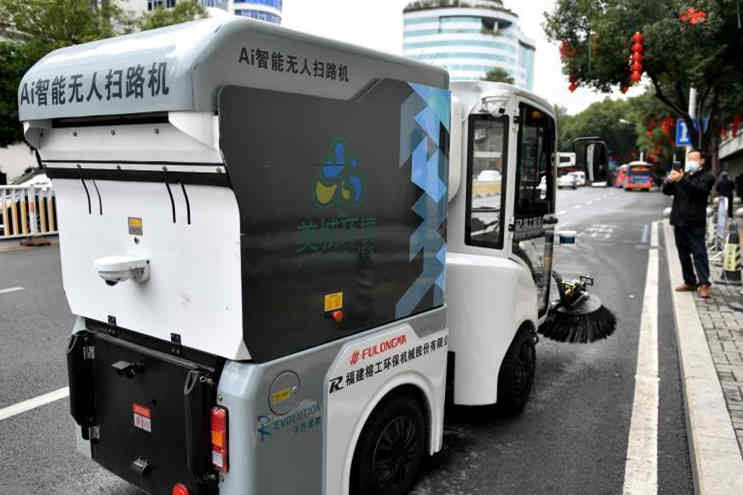 AI智能无人扫路机亮相福州街头