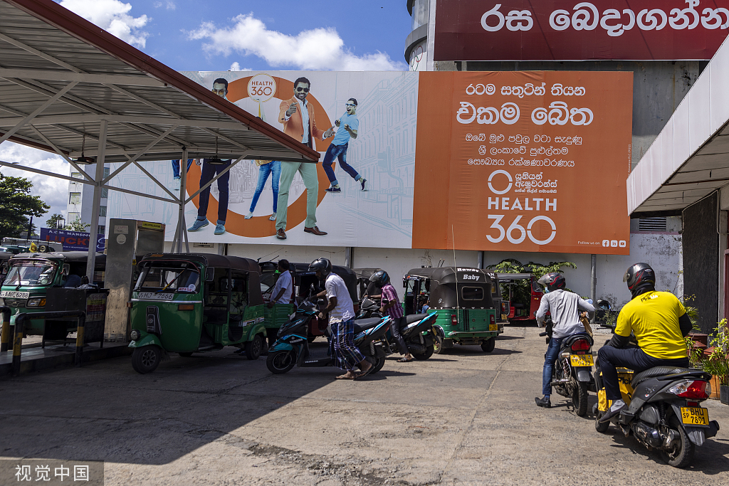 斯里兰卡民众在加油站排队加油