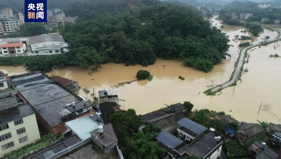 广西北流南部各乡镇遭遇强降雨 当地连夜抢修保供电