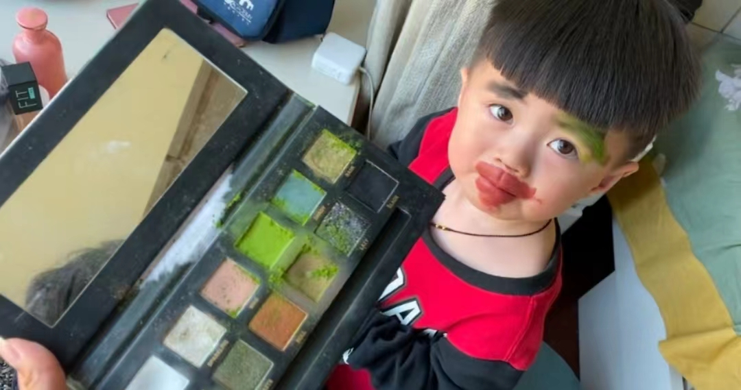 3岁男孩偷拿小姨化妆品化妆，网友：这是在脸上炒了盘香菜腊肠