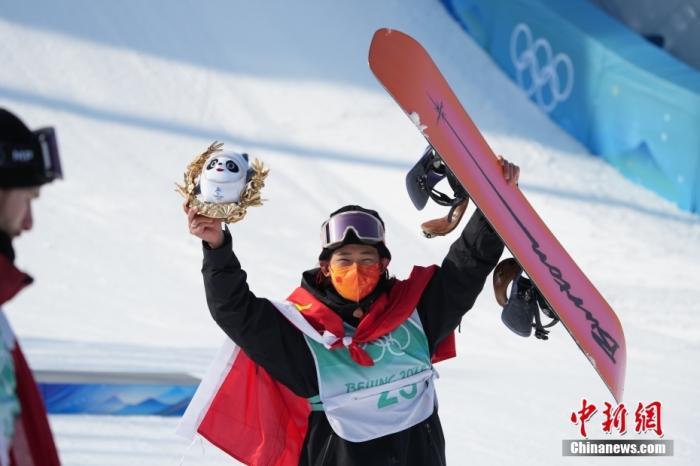 滑雪男子大跳台决赛在首钢滑雪大跳台举行,中国选手苏翊鸣获得冠军