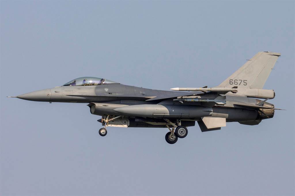 台空军一架f-16v战机疑被自身射出炮弹破片擦伤机身,专家:台产炮弹