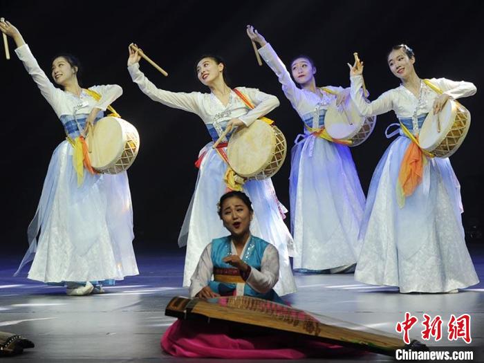 服饰演绎朝鲜族传统舞蹈 刘栋 摄   朝鲜族传统节目《幸福阿里郎》
