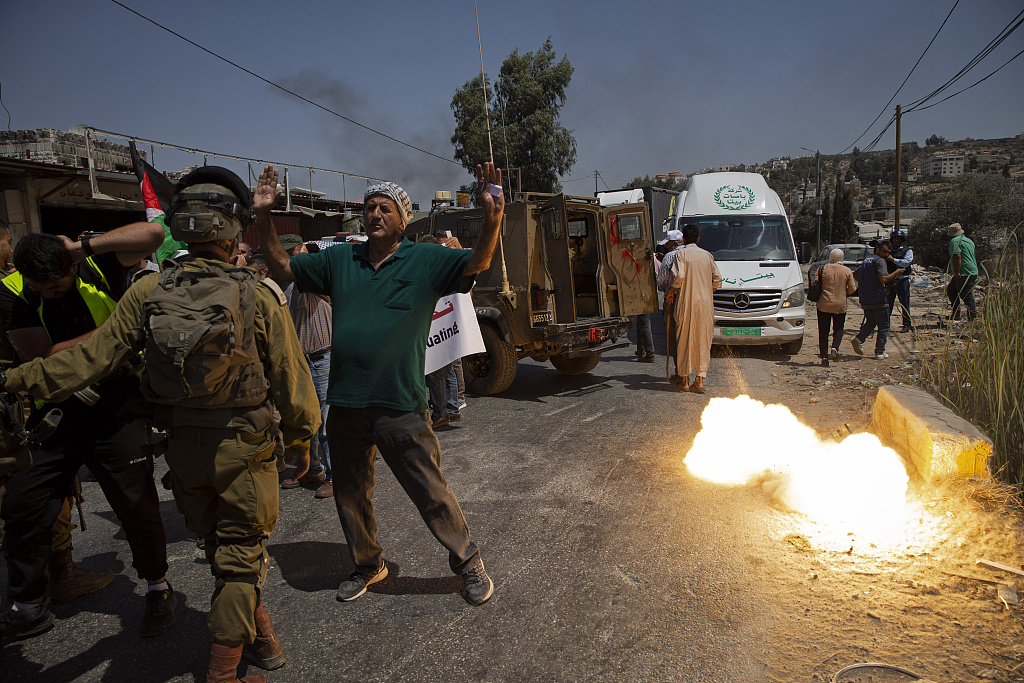 巴勒斯坦民众与以色列军方发生冲突70人受伤13岁少年死亡