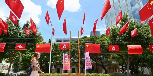 香港尖沙咀栢丽购物大道挂国旗及区旗庆回归