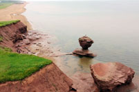 加拿大爱德华王子岛标志性景点“茶杯石”被飓风摧毁