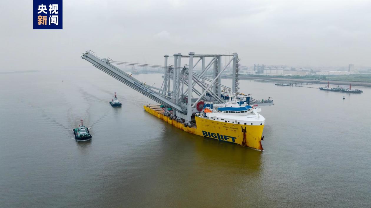 最大宽度近160米！装载2台全球最大型集装箱桥吊的“巴伦支海”轮启航