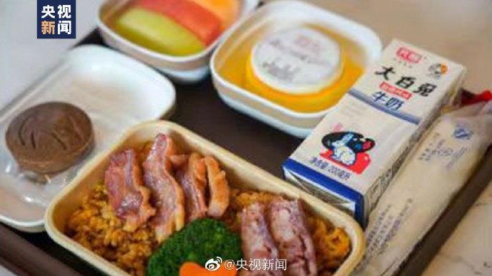 腊味煲仔饭+三色水果拼盘 C919飞机上有五福临门主题餐