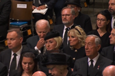 拜登在女王葬礼座位靠后被特朗普嘲讽