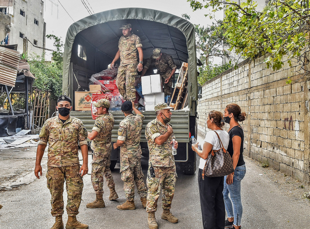 黎巴嫩军人在首都港口区域分发救援物资