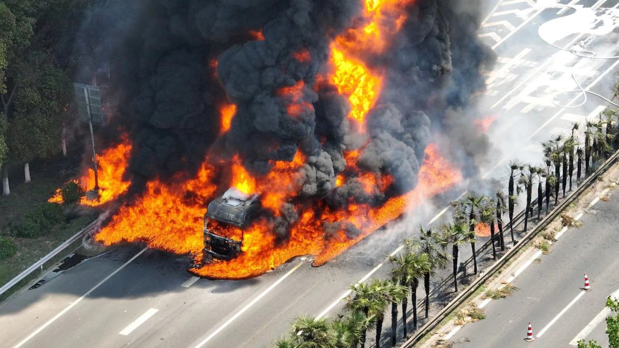 上海嘉定一货车在运输途中发生爆燃，火已扑灭无人员伤亡