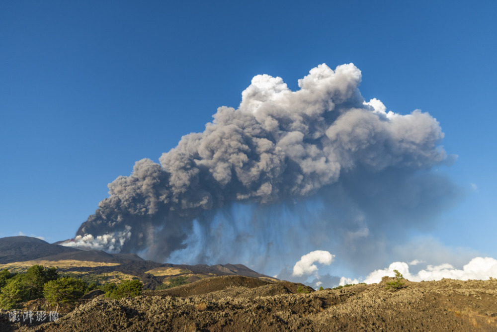 意大利埃特纳火山再次喷发熔岩喷发最高达600米