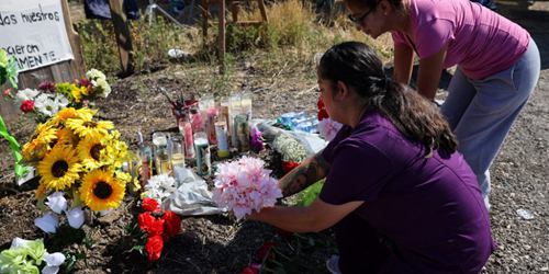 美国得州移民事件死亡人数升至53人 多地为受害者举行悼念活动