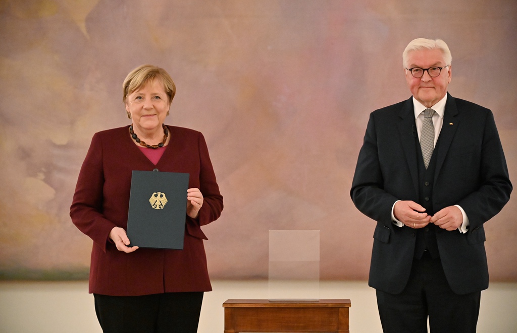 德国总统向默克尔递交任期结束通知默克尔正式卸任总理
