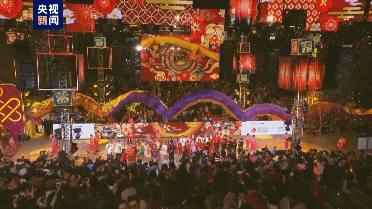 香港举办新春花车巡逛 展示龙年喜庆和生机