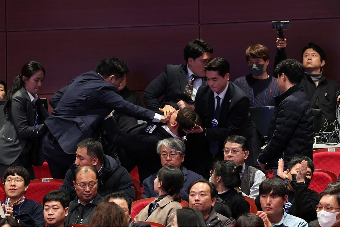 韩总统府回应“正在野议员被捂嘴拖走”，称“为总统安好”，网友争议