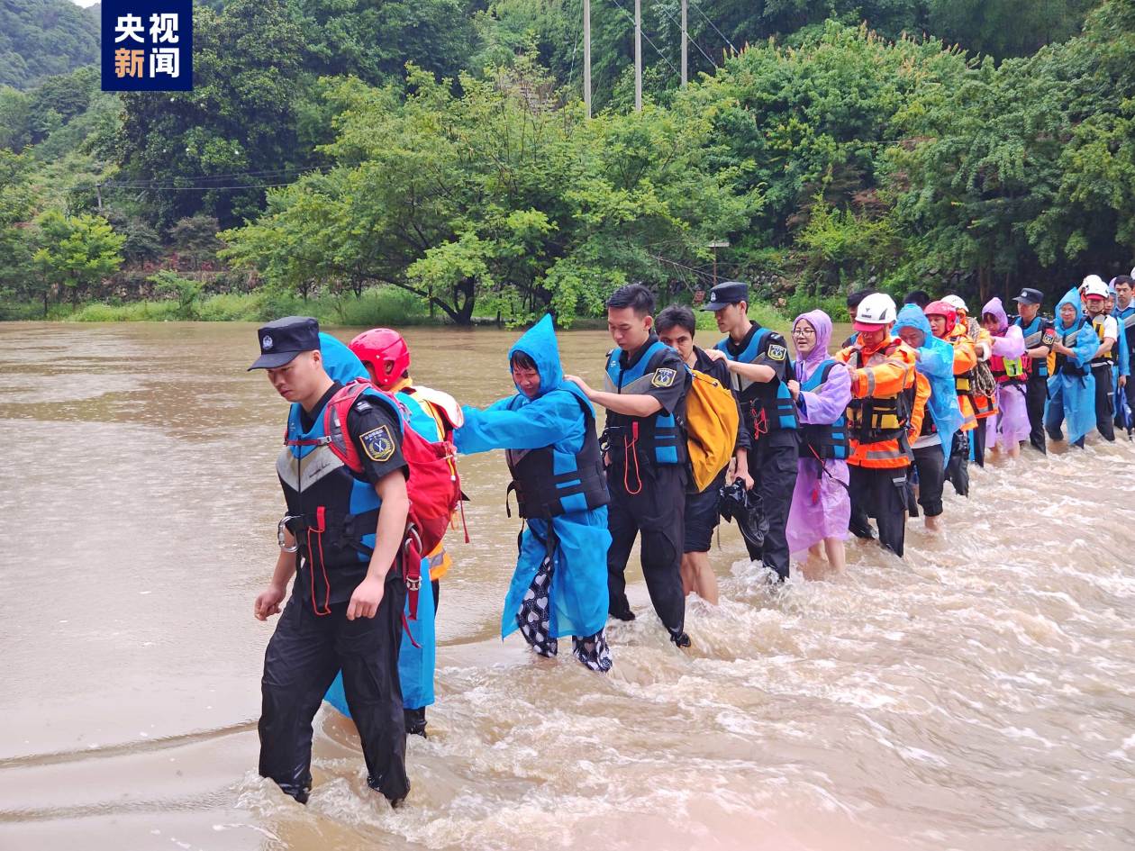 40多位游客遭洪水围困 多部门联动成功营救