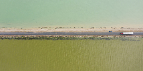 青海海西西台吉乃尔湖半蓝半绿 车辆如在调色板中穿行