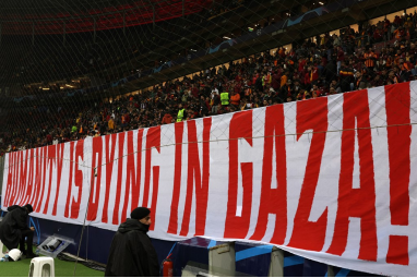 欧冠赛前，土耳其主场球迷挂横幅声援巴勒斯坦：“人性正正在加沙消磨”