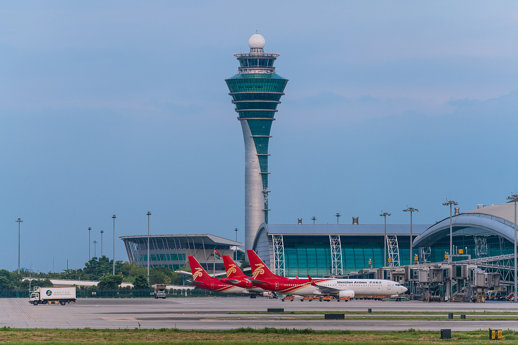 资料图:2019年6月22日,广州白云国际机场t1航站楼,停靠的深圳航空