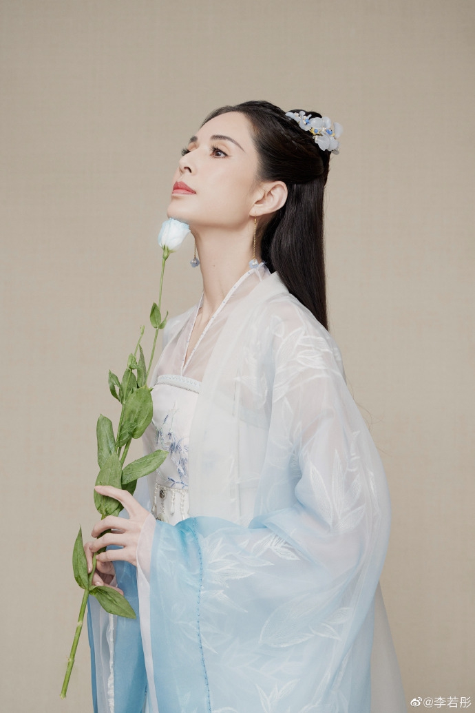 近日,李若彤在微博晒出九宫格美照,照片中,她身穿浅蓝色古装,古风典雅