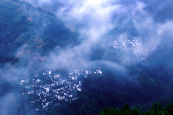 安徽黄山：云雾缭绕的歙县坡山村