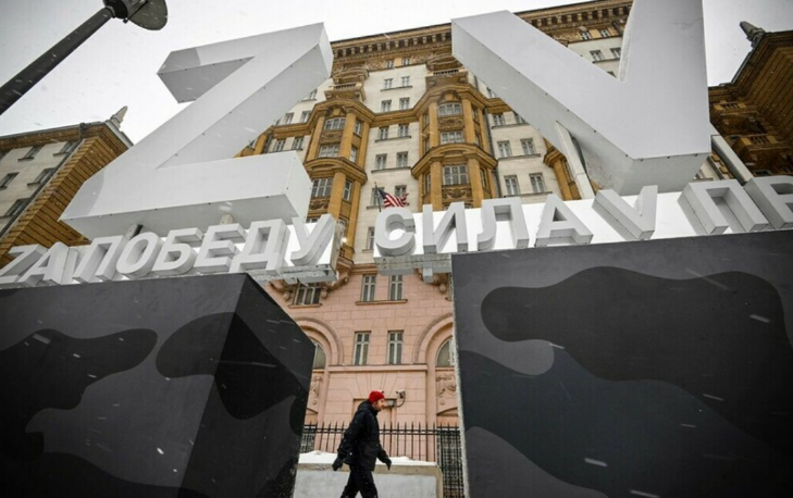 外媒呈现：美邦驻俄罗斯大使馆前浮现巨大字母“z”和“v”