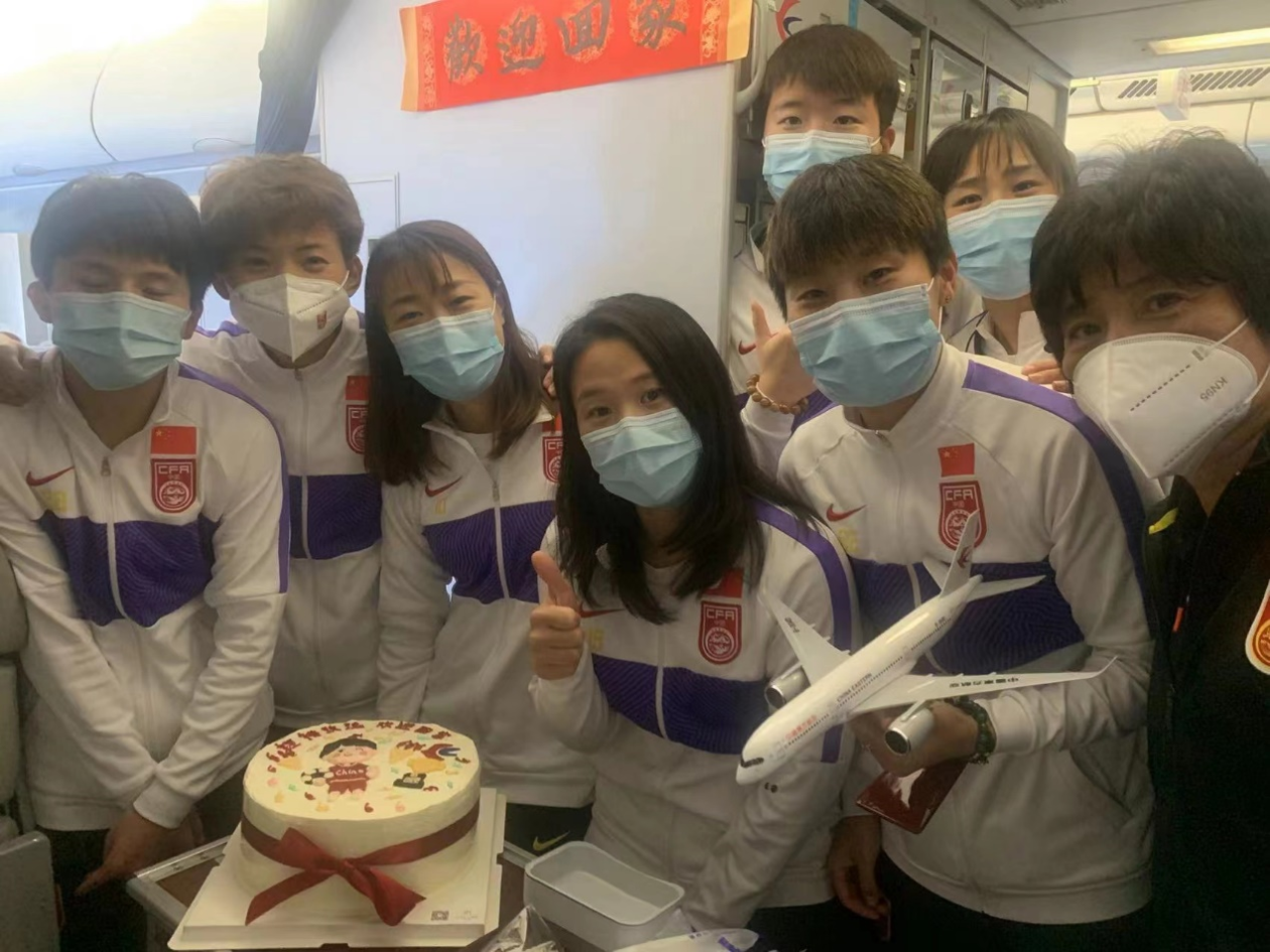 亚洲冠军凯旋！中国女足乘包机抵达上海浦东机场
