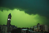 罕见！美南达科他州遭遇强风暴袭击，天空被“染”绿