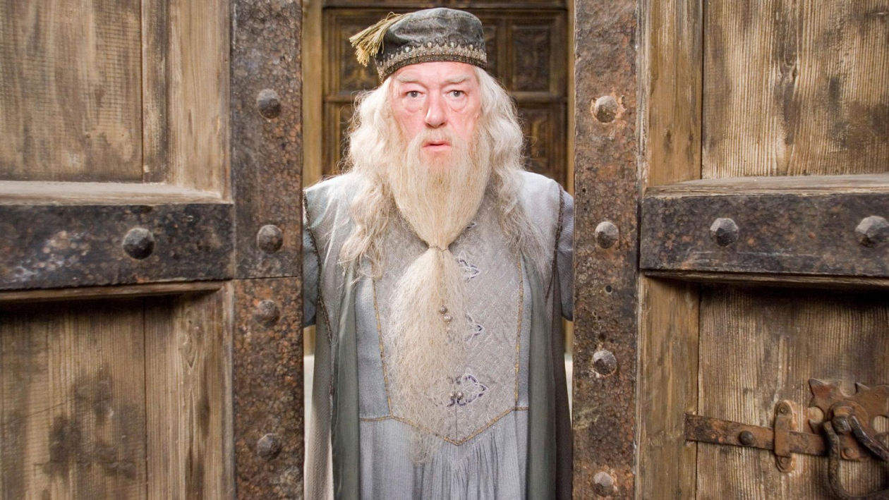 英媒：《哈利·波特》中妖术学院校长饰演者迈克尔·甘本仙游，常年82岁