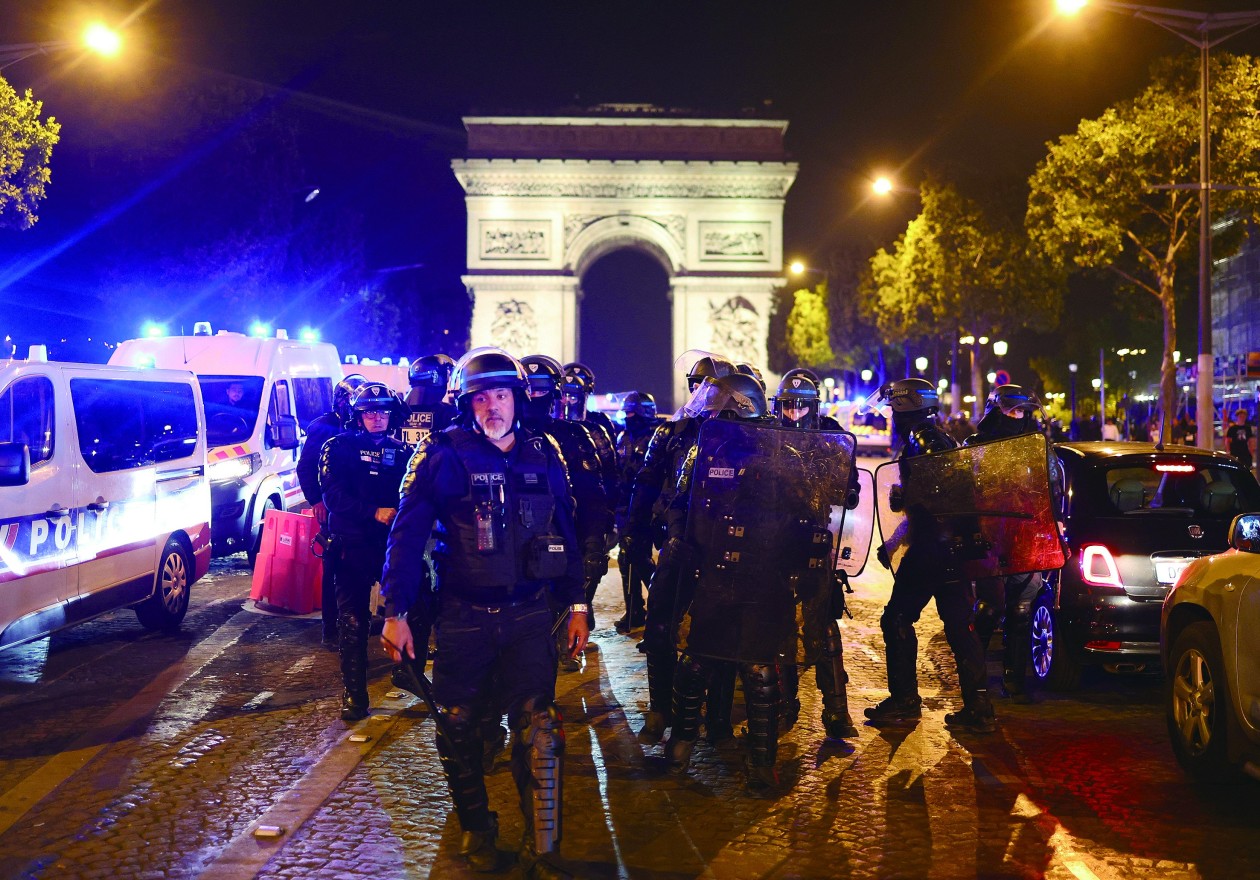 法国“20年来最严重的骚乱”，背后是道“无解题” - 中国新闻周刊网