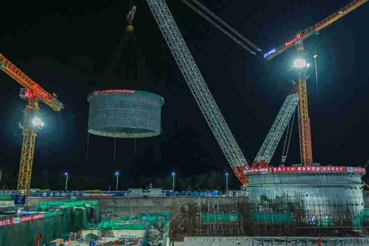 “玲龙一号”反应堆厂房钢制安全壳上部筒体吊装成功