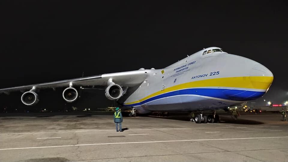 安-225运输机于4月13日凌晨抵达天津滨海国际机场