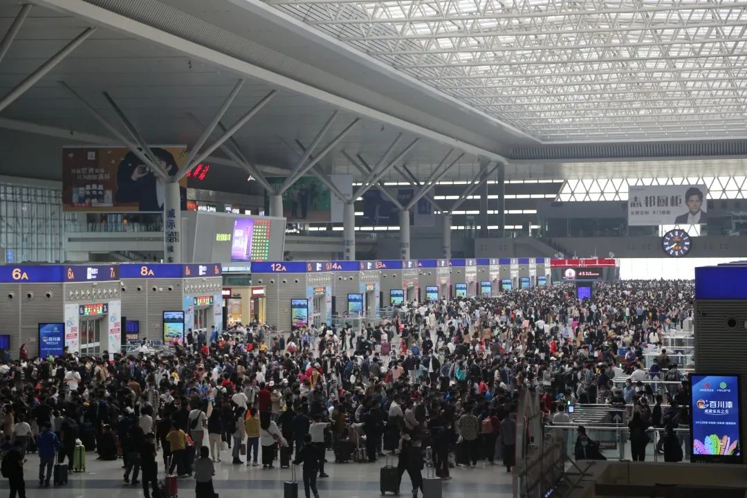 假期火车站的变化，很中国！
