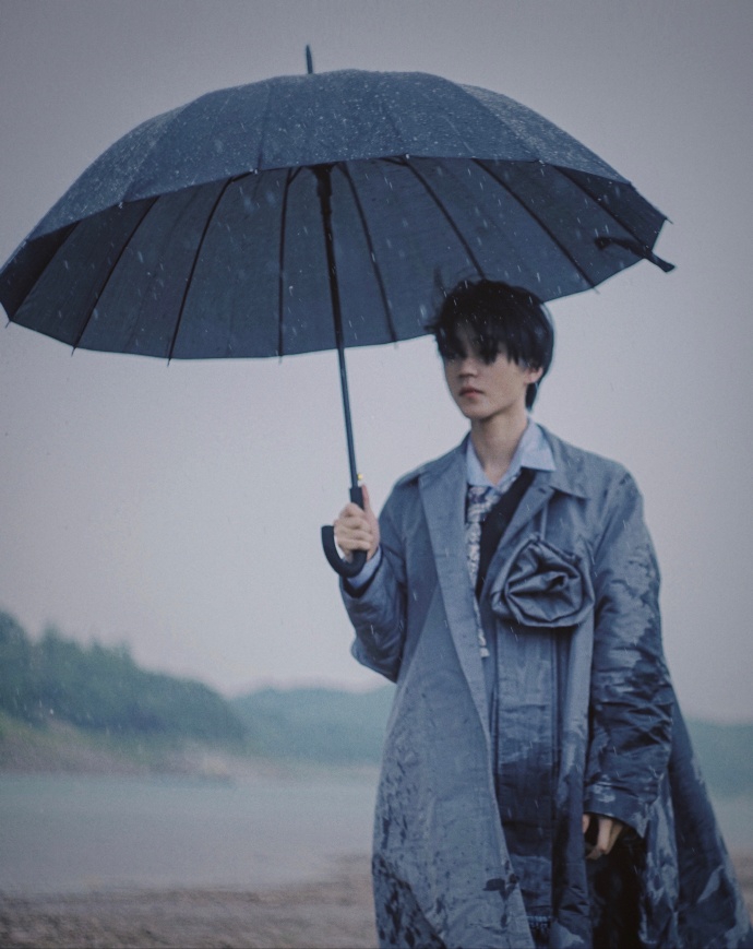 王俊凯最新胶片写真曝光雨中撑伞漫步文艺感十足