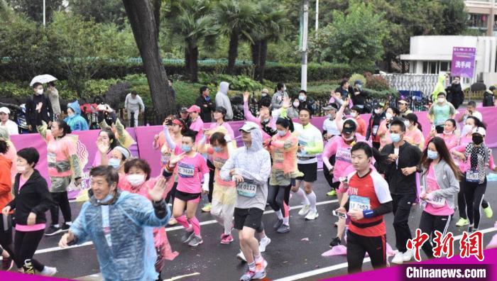 上海静安女子半程马拉松雨中开跑 潘晓婷等为赛事领跑