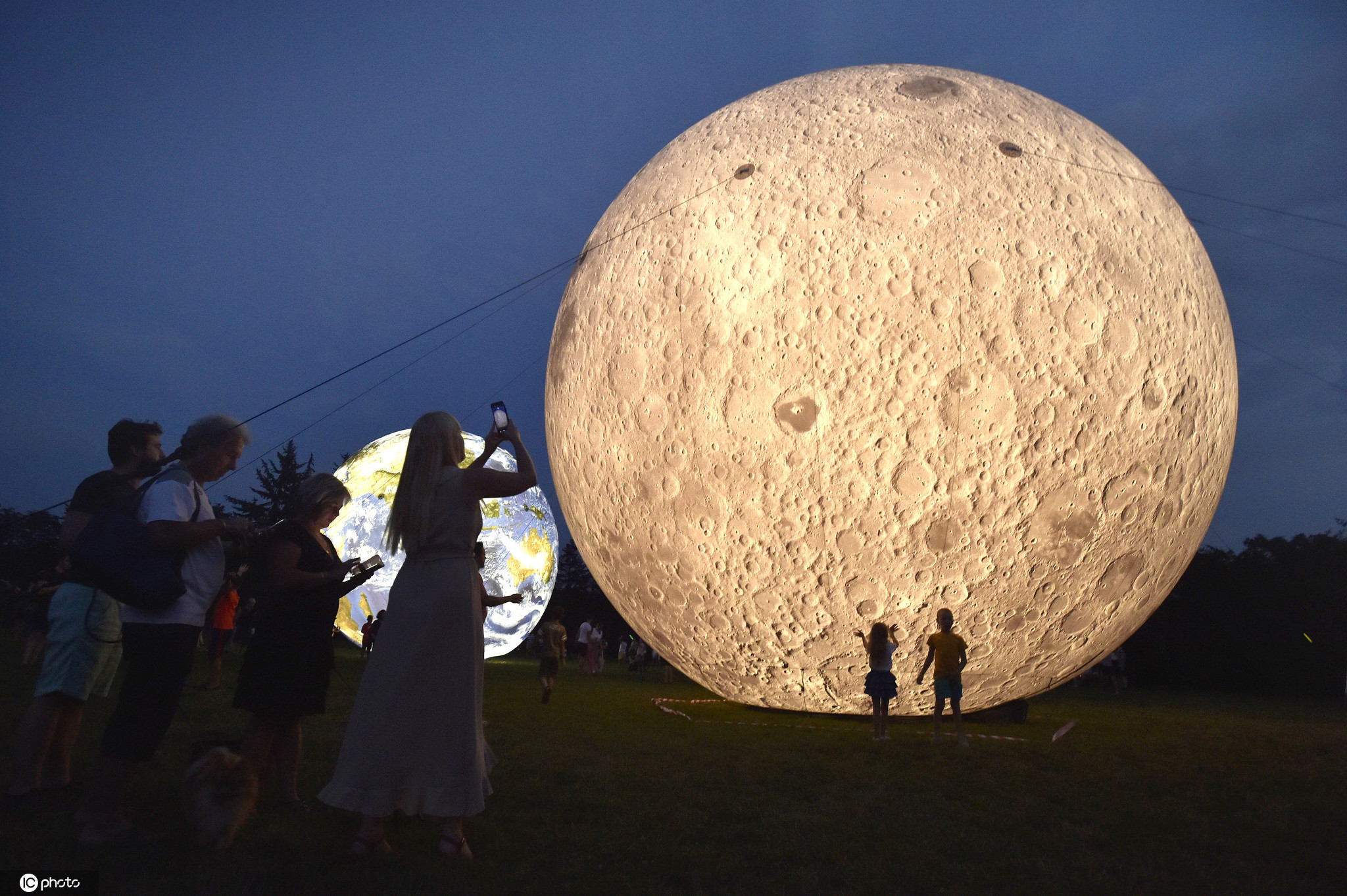 捷克天文台和天文馆展出巨型月球和地球模型