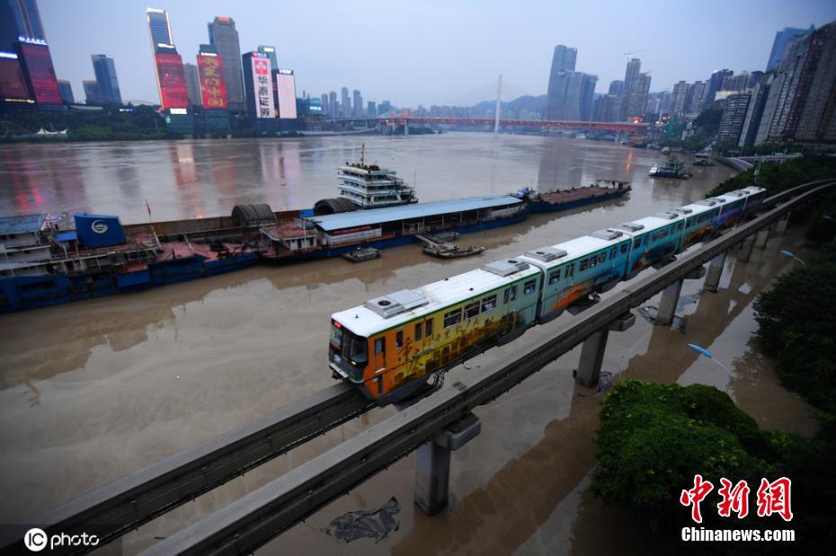洪峰过境 重庆单轨二号线变"水上列车"