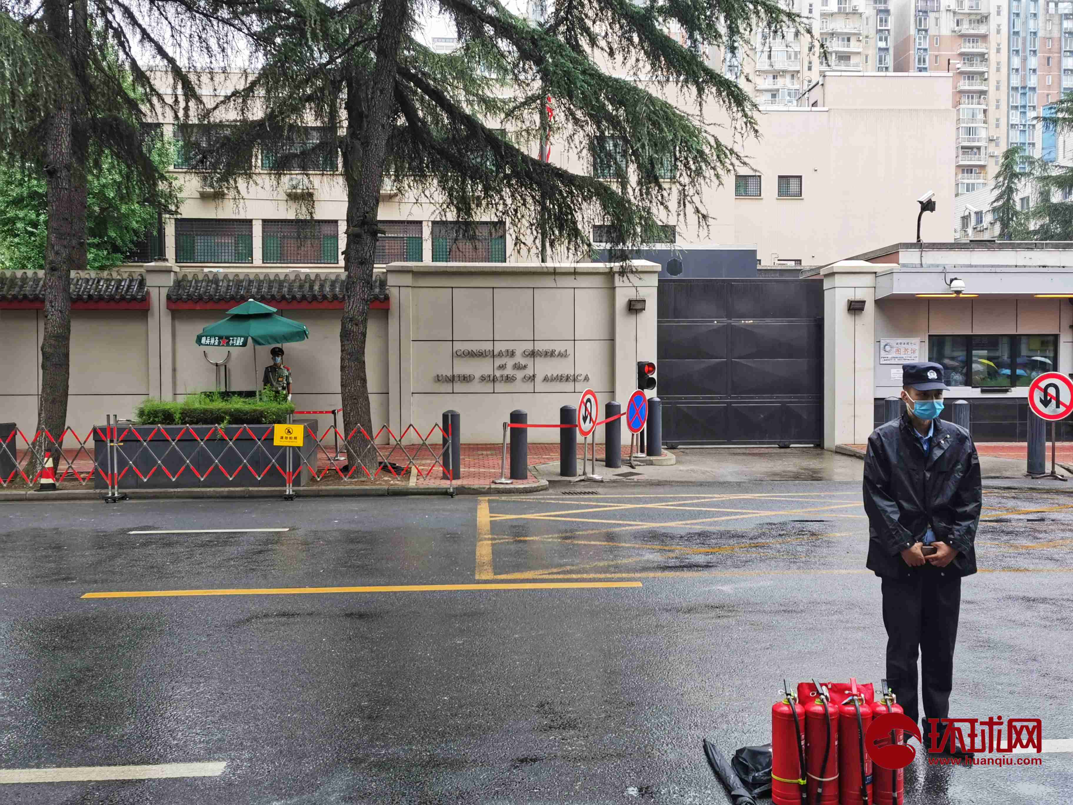 4 记者探访美国驻成都总领事馆:警方设置硬隔离