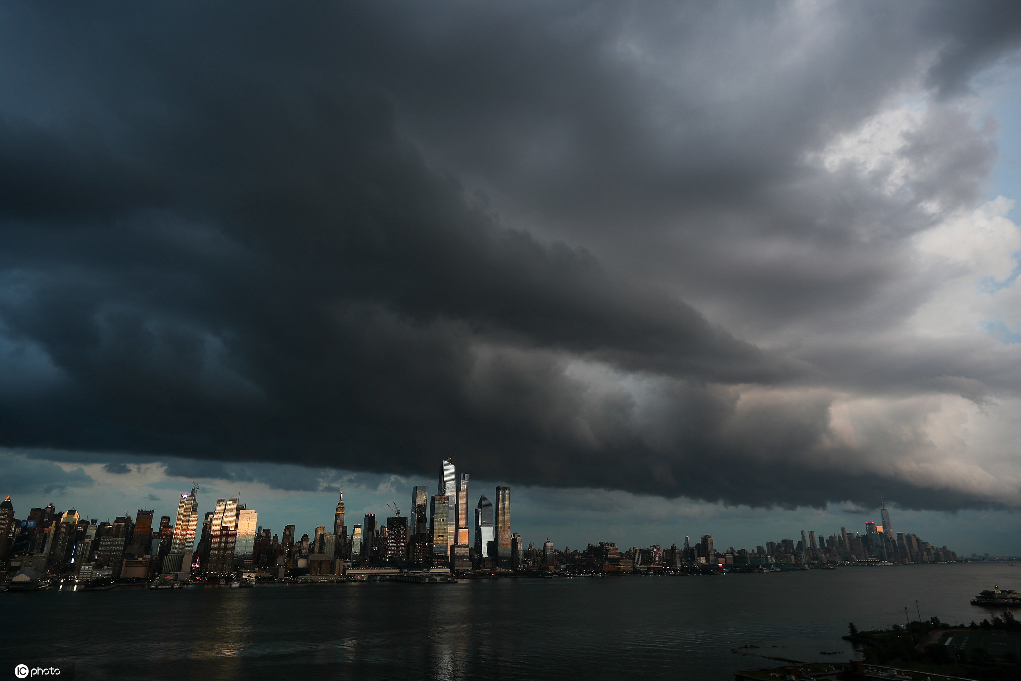 黑云压城城欲摧纽约曼哈顿天空乌云密布