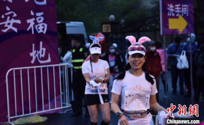 上海静安女子半程马拉松雨中开跑 潘晓婷等为赛事领跑