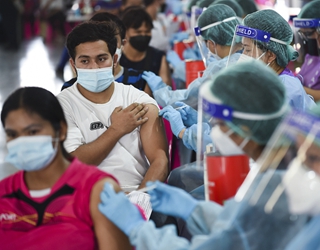 泰国首都曼谷移民工人接种中国新冠疫苗